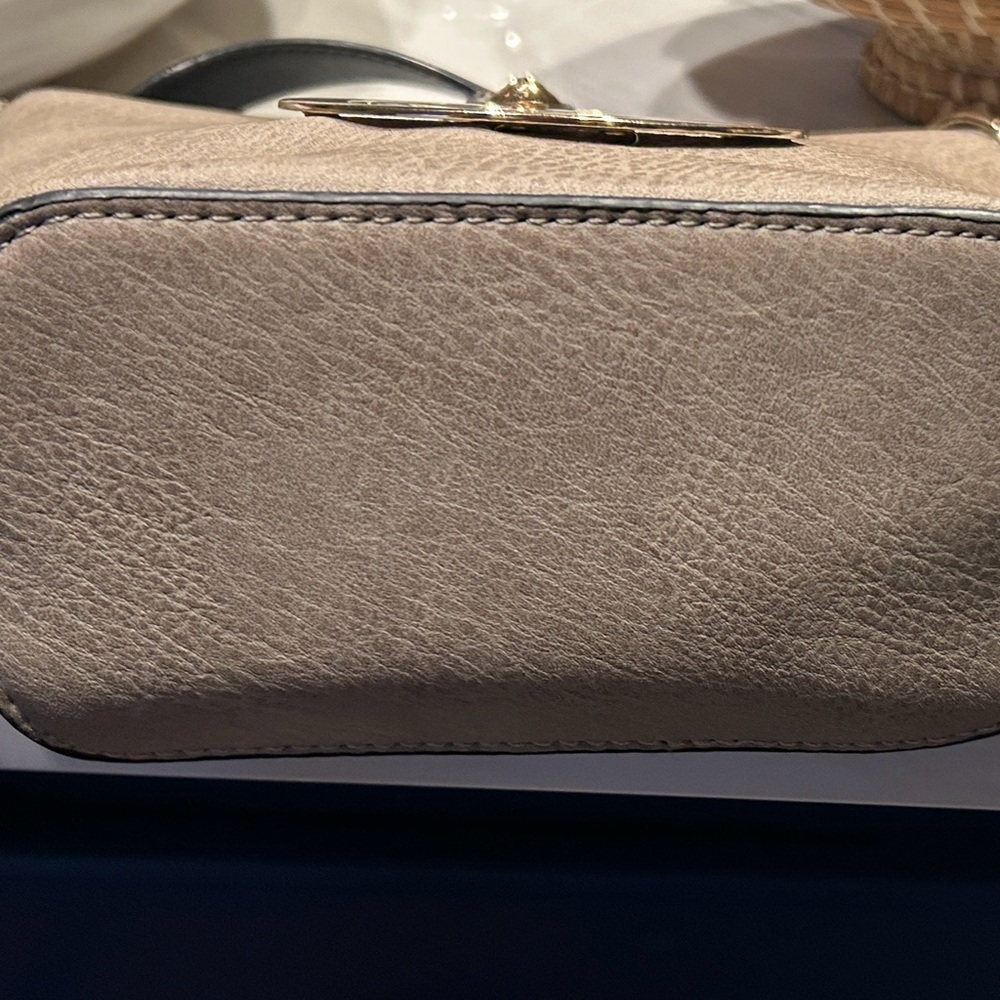 Michael Kors EUC Small Pebbled Leather Crossbody Bag Large MK Logo Beige Clasp - Picture 7 of 8